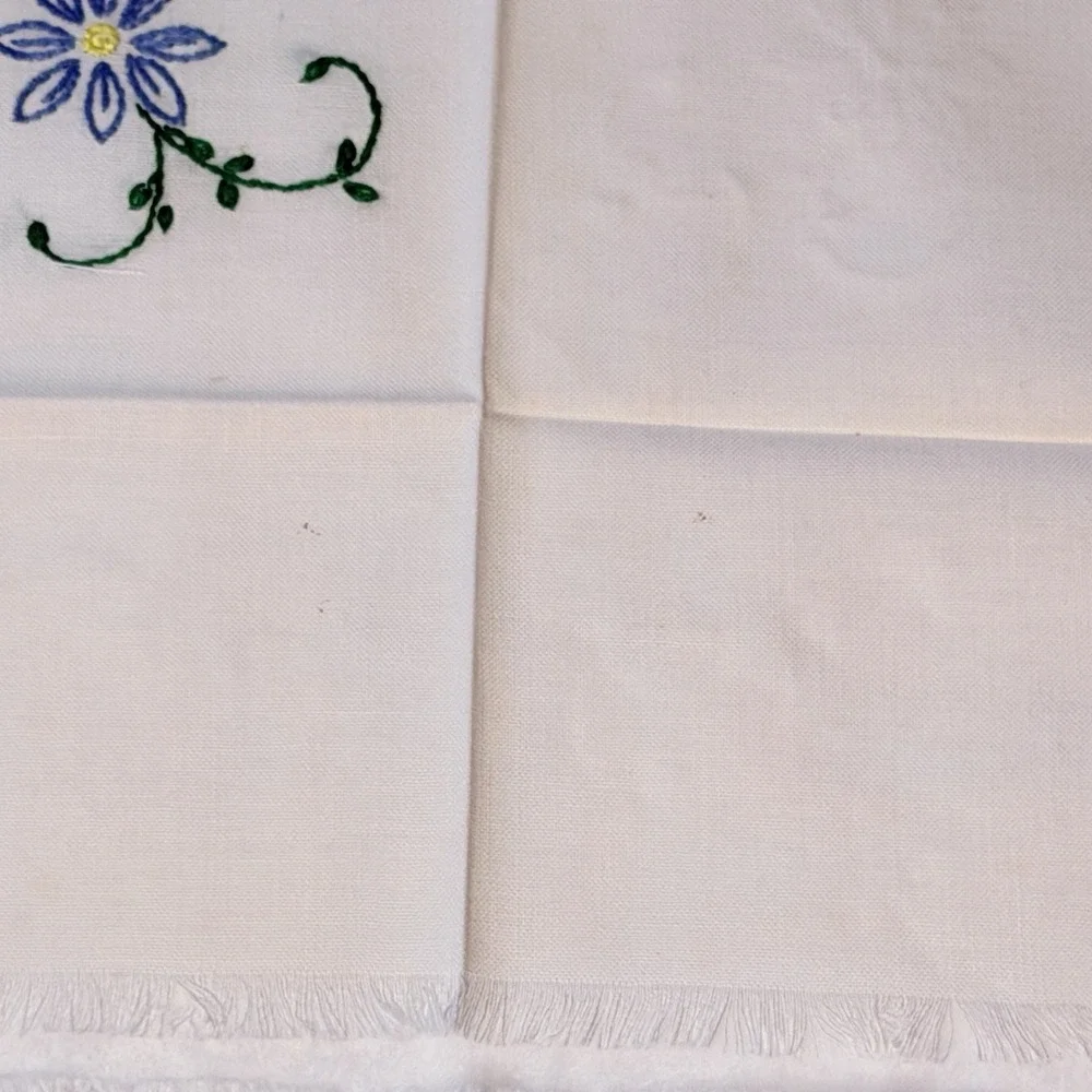 VTG Embroidered Blue White Floral Table Topper 31x38 & 4 Napkins Crochet Trim
